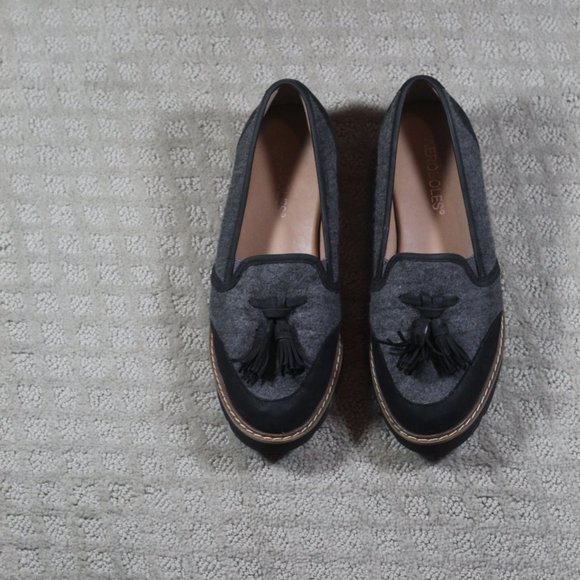 Aerosoles Size 6M Black & Grey Tasseled Loafers - Picture 3 of 7